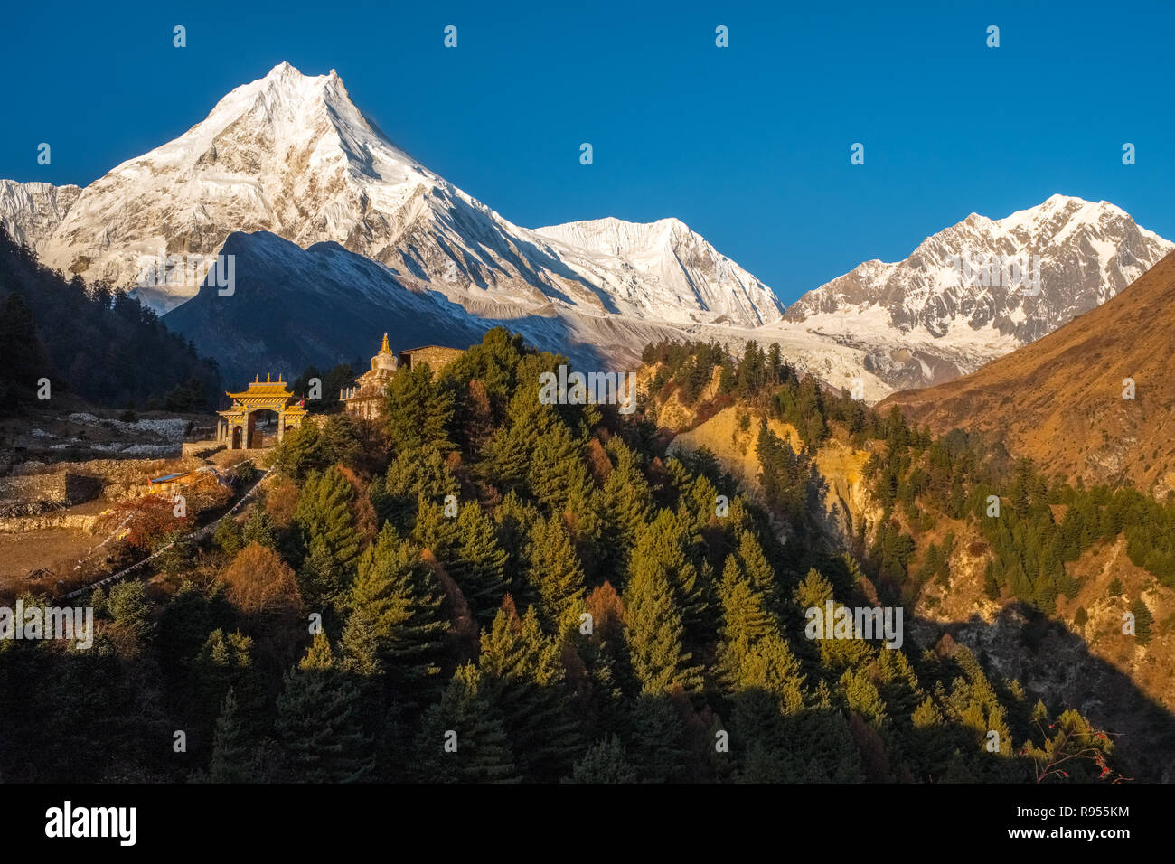 Sul circuito di Manaslu percorso di trekking. Il Manaslu picco in distanza con Lho monastero in primo piano Foto Stock