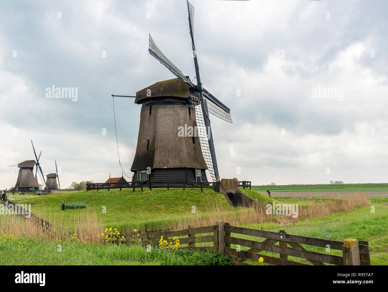 Il Museo di Schermerhorn mulino in una fila di tre mulini a vento su un blustery giorno nuvoloso a Schermerhorn, North Holland, Paesi Bassi Foto Stock
