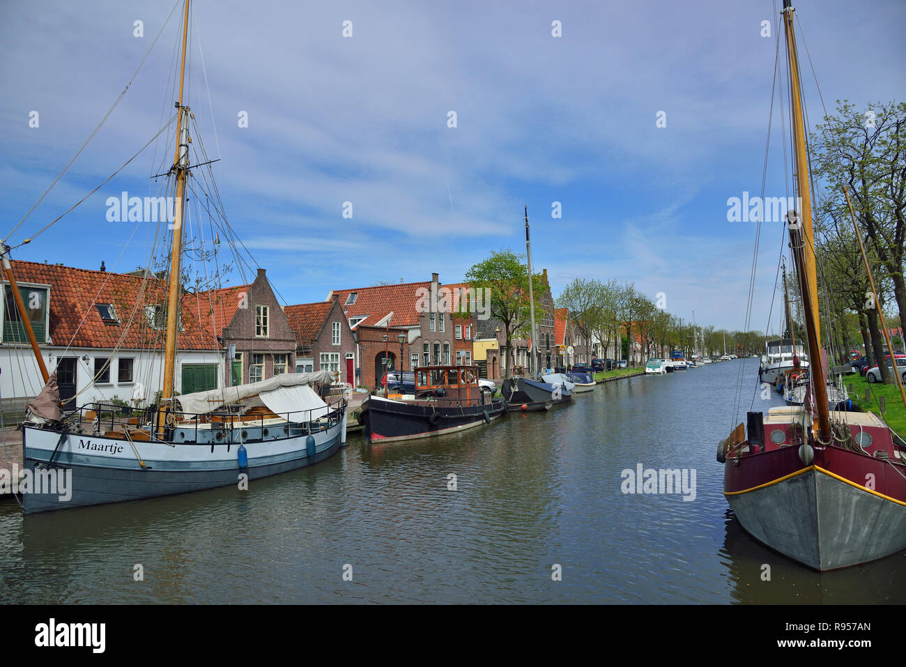 Barche a vela lungo un canale nella graziosa olandese di piccole città di Edam ben noto per la sua produzione di formaggio, Holland, Paesi Bassi Foto Stock