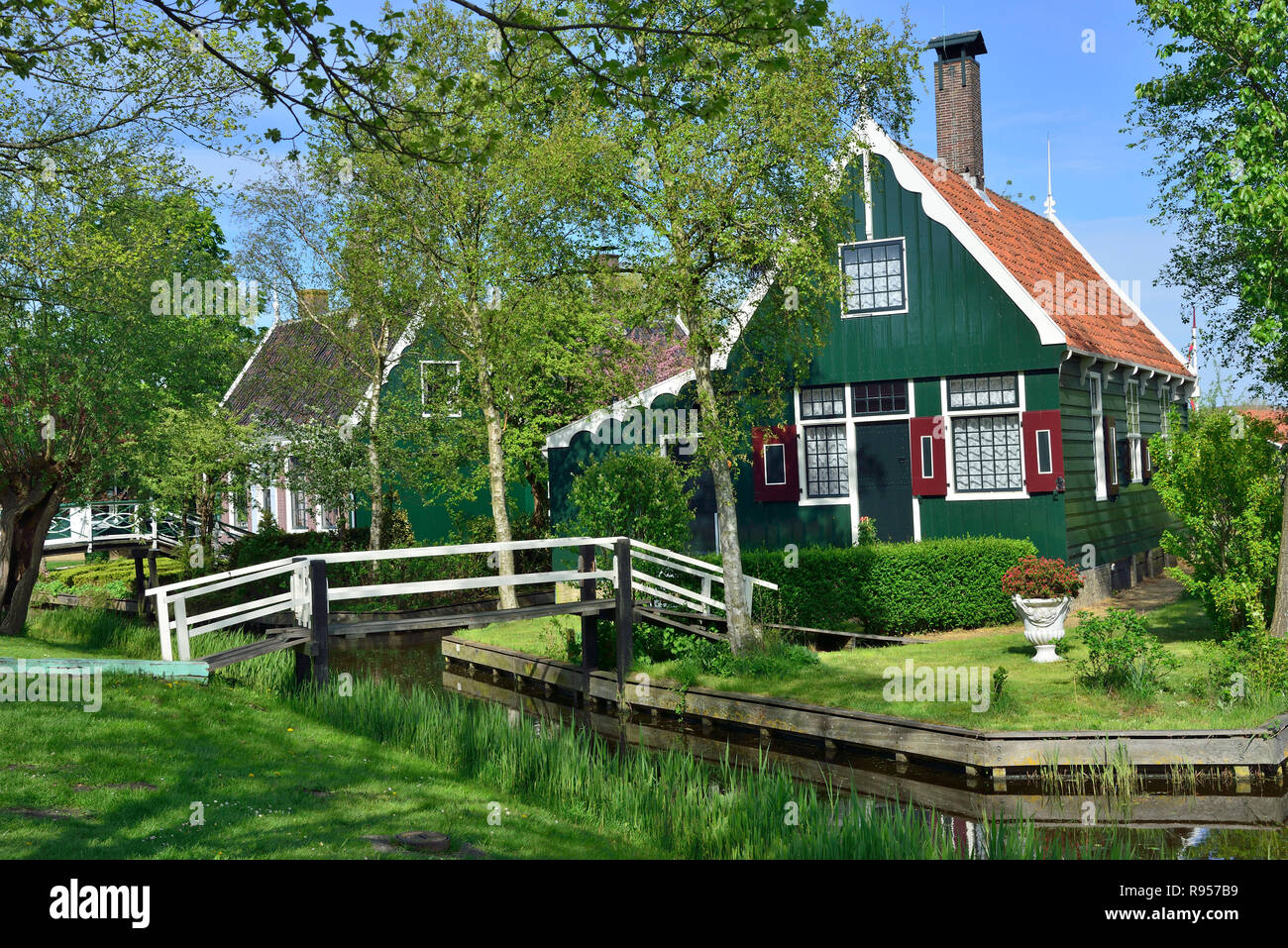 Zaanse Schans museo all'aria aperta di mulini a vento e verdi case di legno a Zaandam, Nr. Amsterdam, Olanda, Paesi Bassi Foto Stock