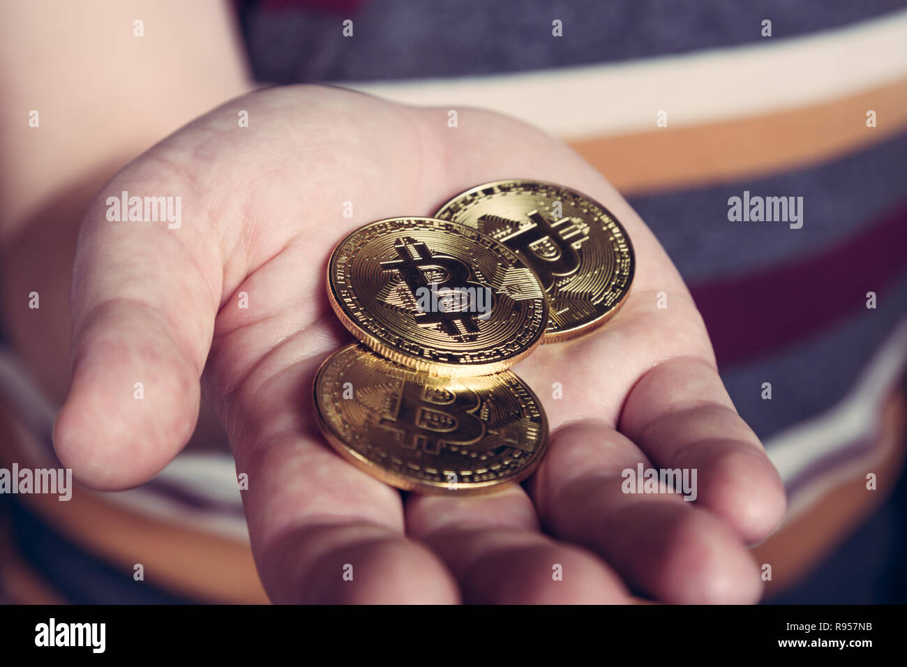L uomo è mantenere bitcoin cryptocurency moneta in oro in mano Foto Stock