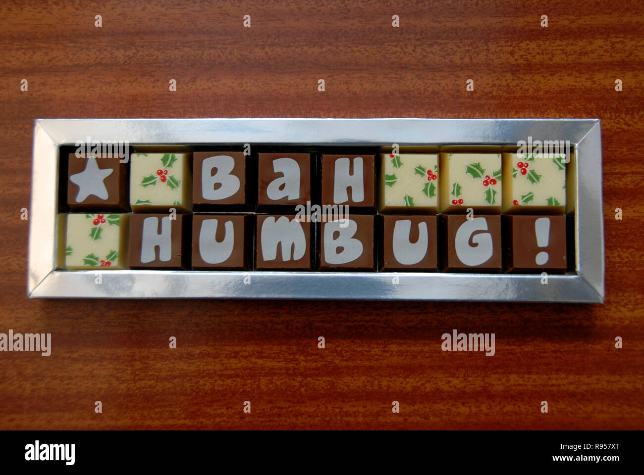 Scatola di dolci di Natale con le parole 'bah Humbug!' mostra sugli avvolgitori Foto Stock