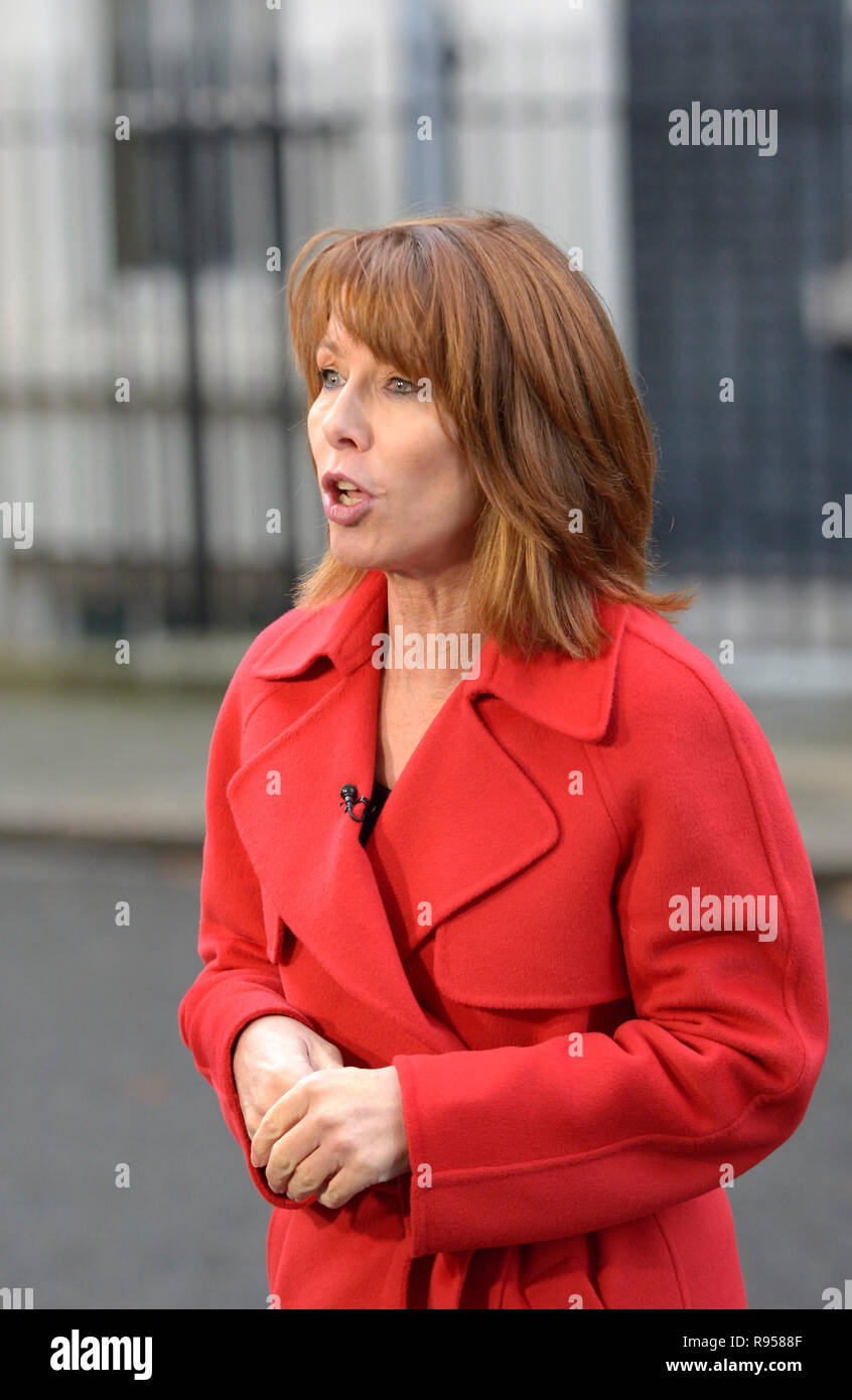 Kay Burley (Sky News presenter) reporting live da Downing Street, Dicembre 2018 Foto Stock