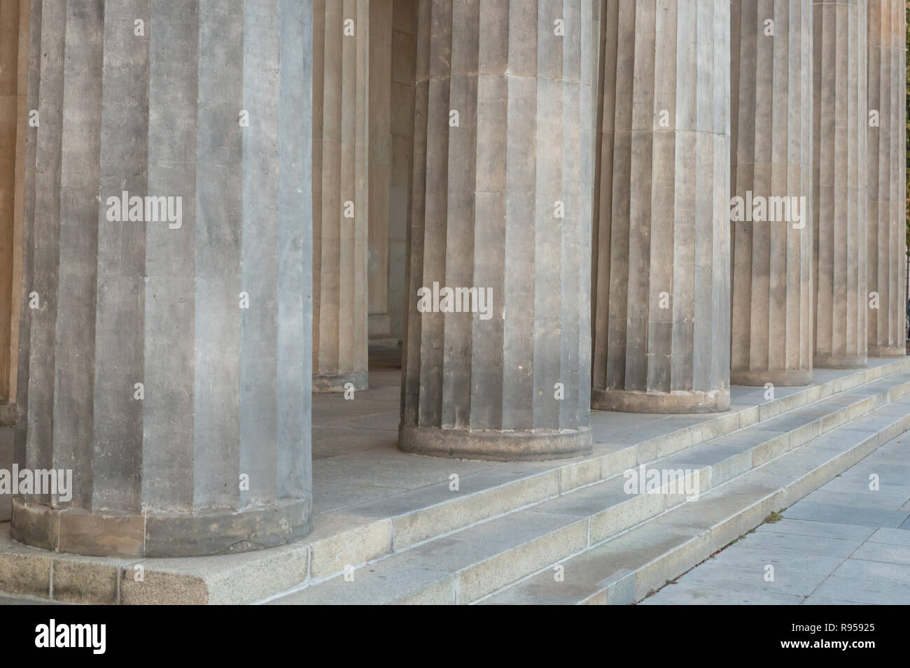 Antiche colonne e fasi di marmo grigio, ionici ritmo. Patrimonio storico vista ravvicinata con i dettagli. Foto Stock
