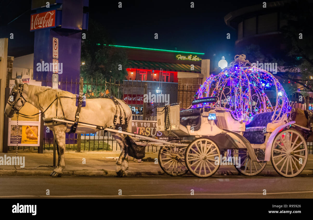Un carrello appoggiato a cavallo durante l'attesa per il cliente successivo in Beale Street, Sett. 5, 2015, a Memphis, Tennessee. Foto Stock