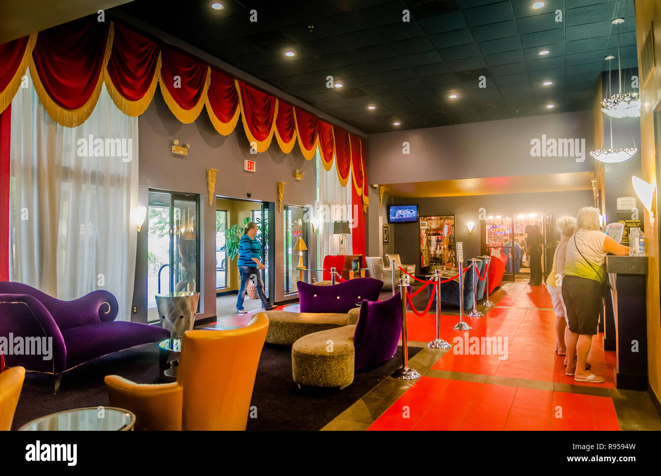 Gli ospiti entrano nella lobby del Heartbreak Hotel su Elvis Presley Boulevard a Memphis, Tennessee, Sett. 4, 2015. Foto Stock