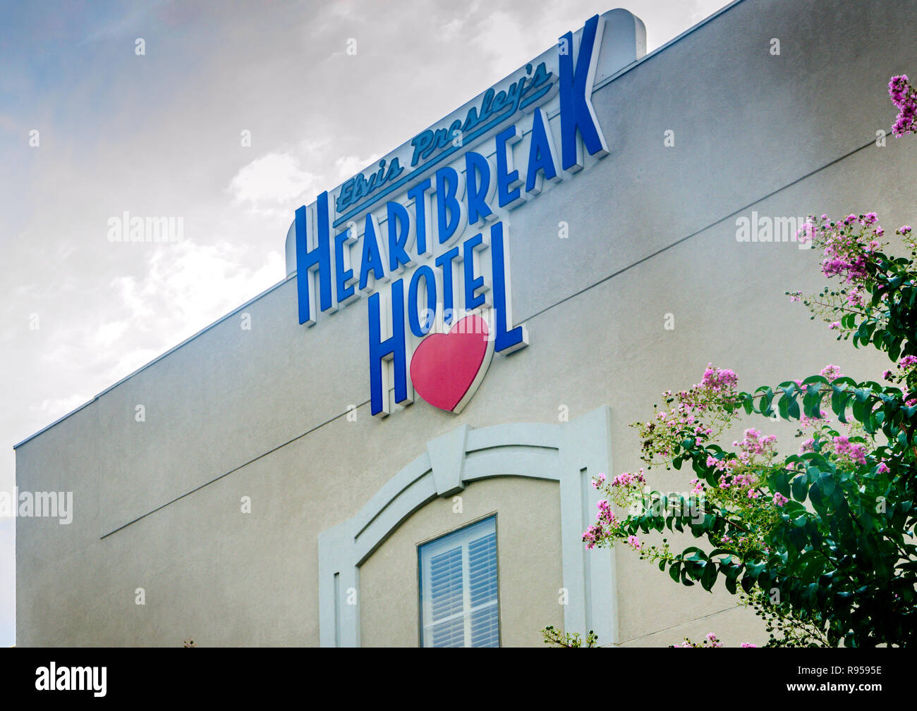 Un segno pubblicizza Elvis Presley's Heartbreak Hotel su Elvis Presley Boulevard a Memphis, Tennessee, Sett. 4, 2015. Foto Stock