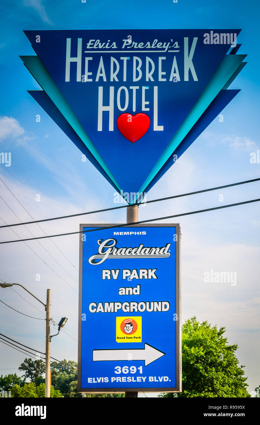 Un segno pubblicizza Elvis Presley's Heartbreak Hotel su Elvis Presley Boulevard a Memphis, Tennessee, Sett. 4, 2015. Foto Stock