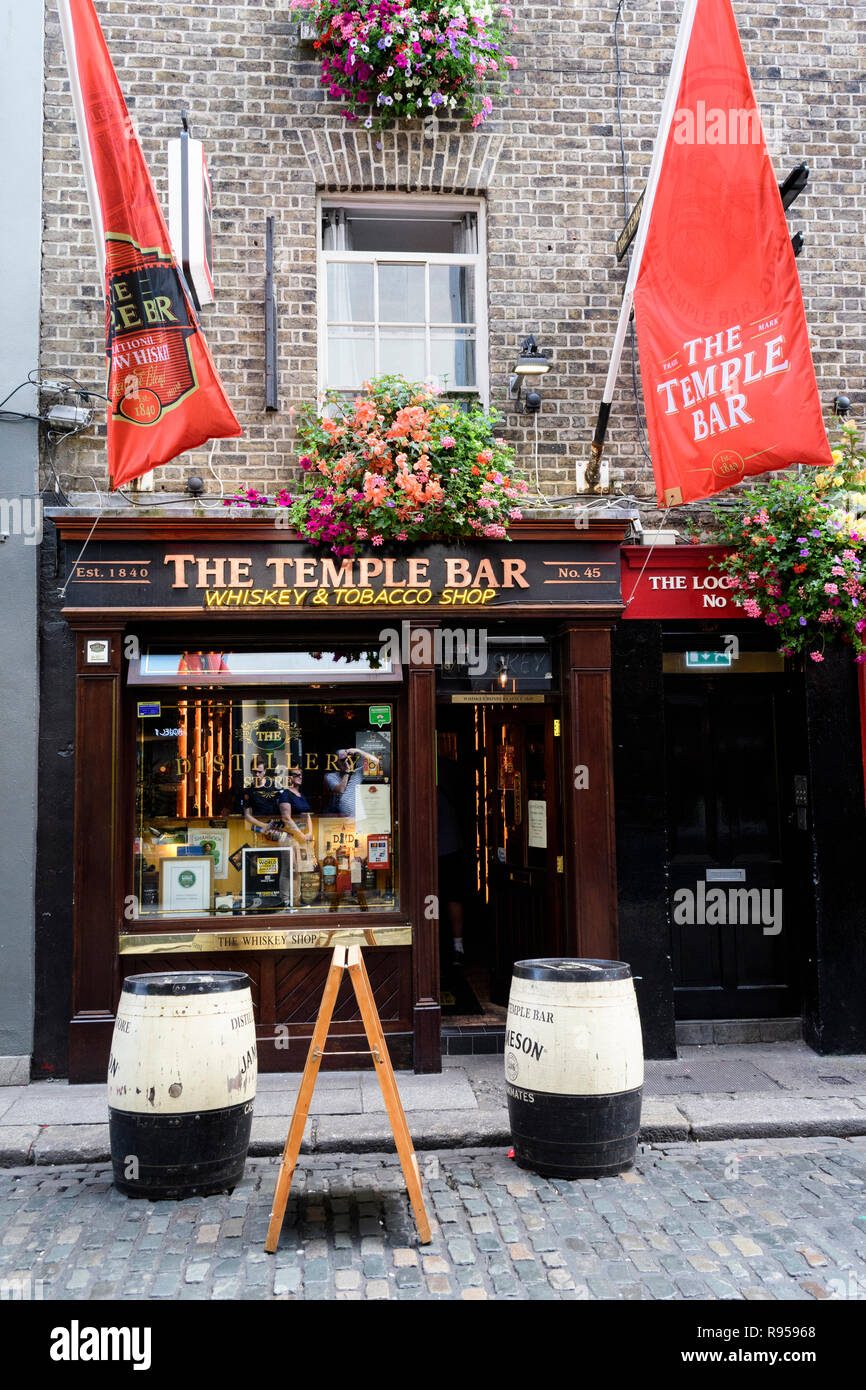 Il Temple Bar e negozio nel quartiere di Dublino Temple Bar con appesi cesti con fiori, Irlanda Foto Stock