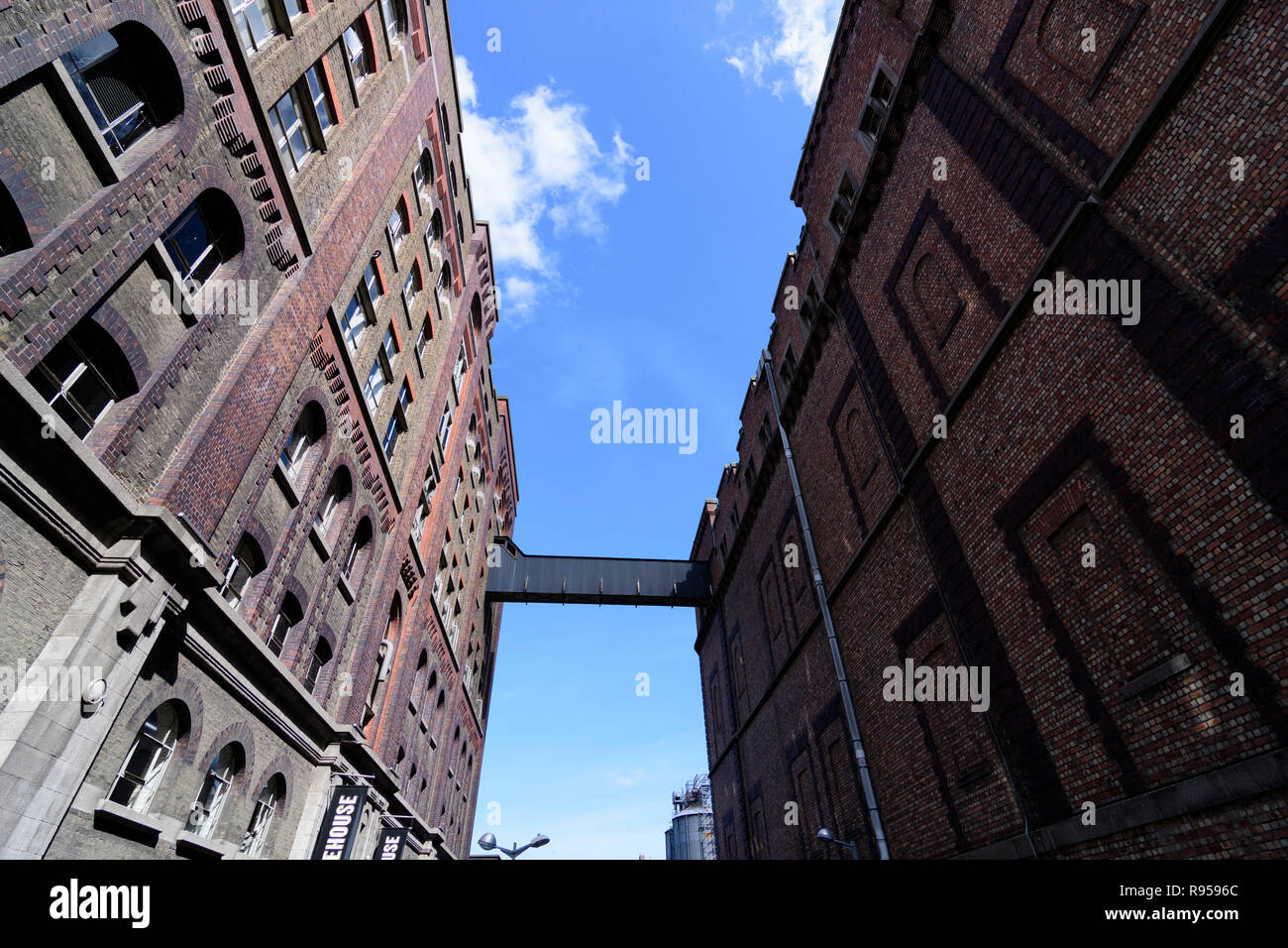 Vista verso l'alto della Guinness Storehouse a Dublino, Irlanda Foto Stock