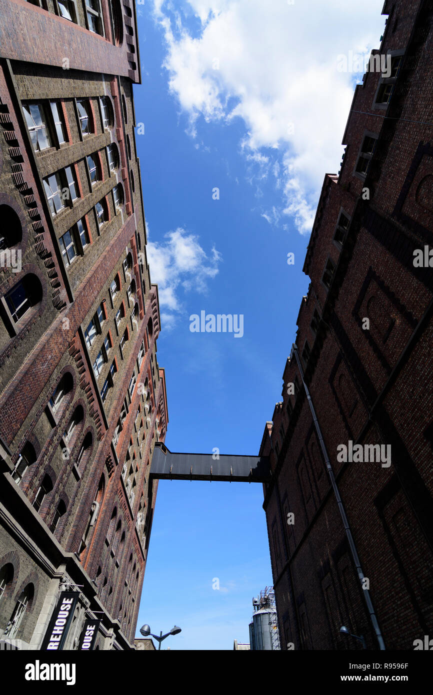 Vista verso l'alto della Guinness Storehouse a Dublino, Irlanda Foto Stock