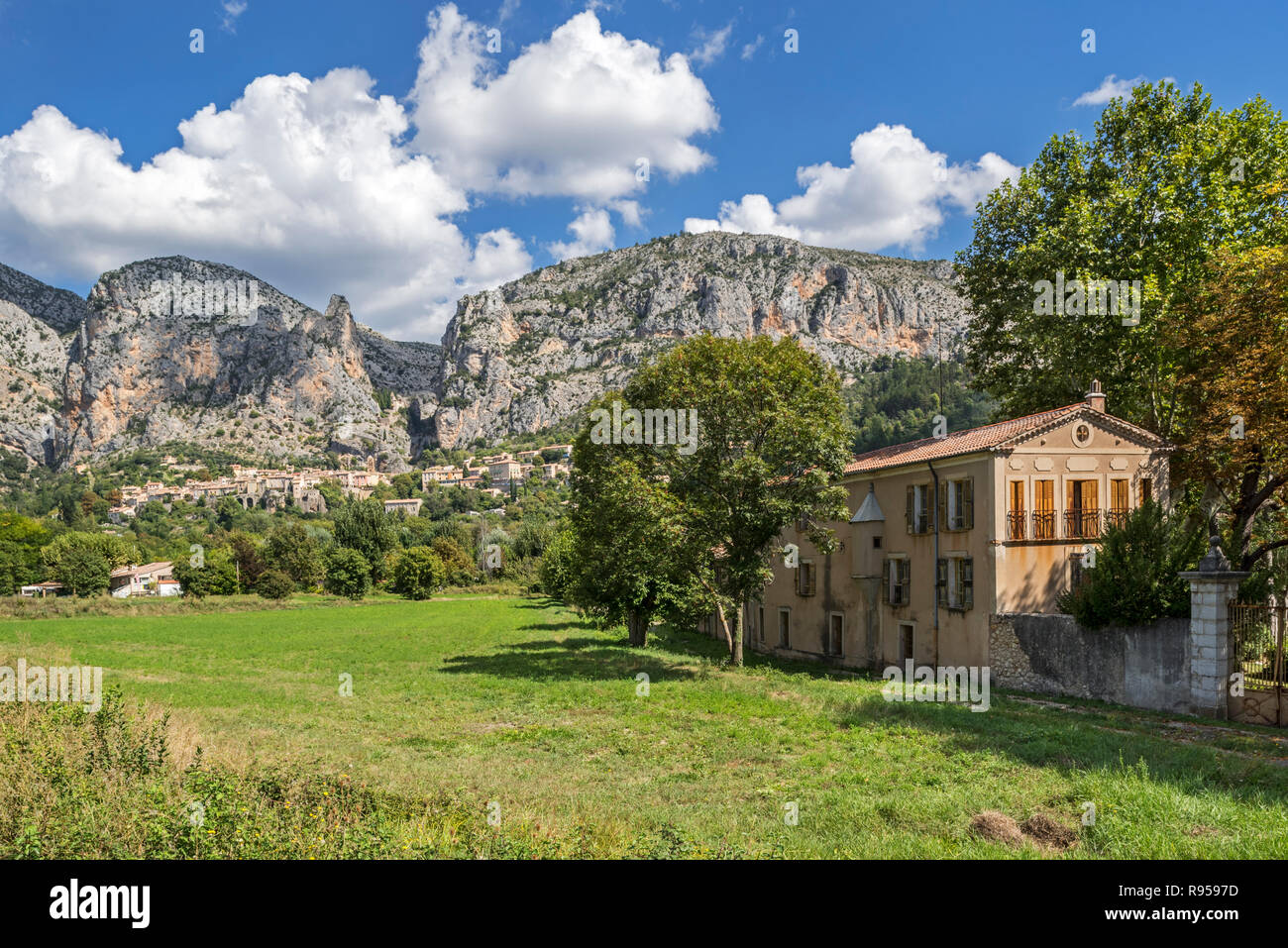 Vecchia casa e il villaggio Moustiers-Sainte-Marie nelle Alpes-de-Haute-Provence, Provence-Alpes-Côte d'Azur, Provenza, Francia Foto Stock