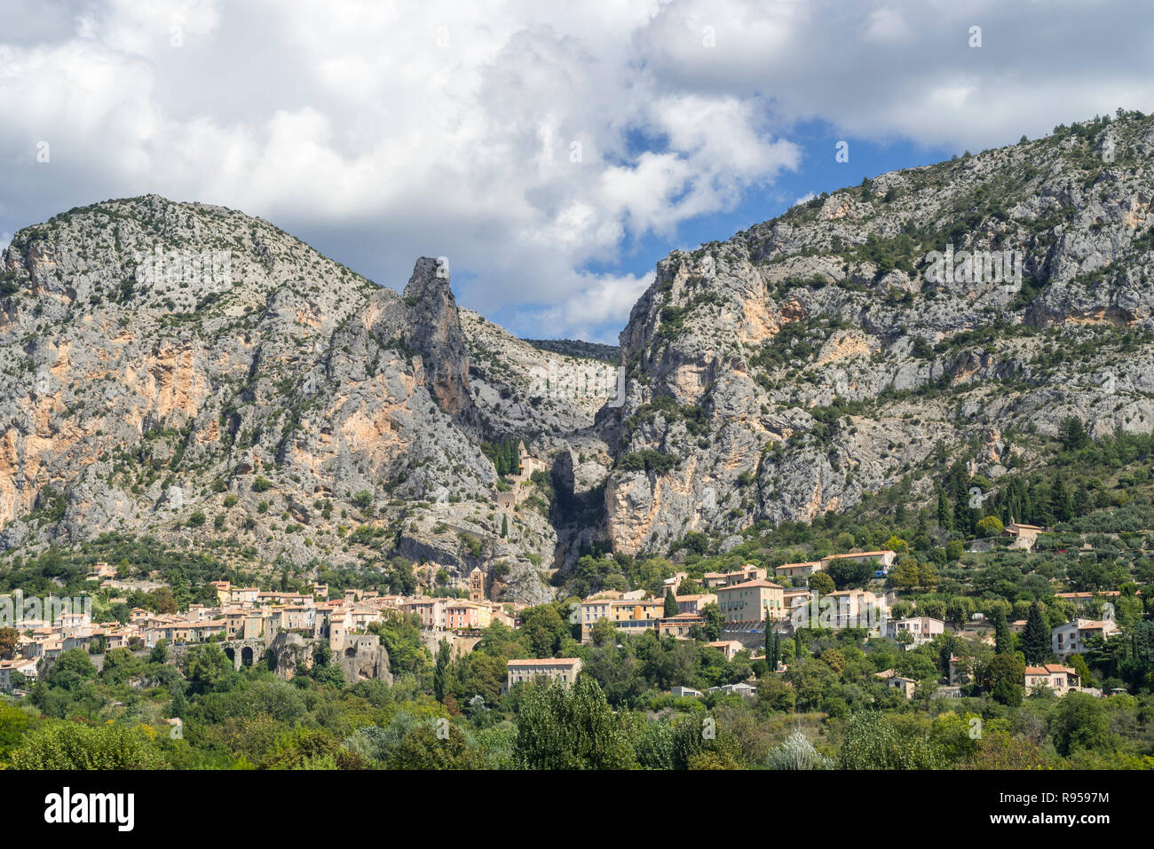 Il villaggio Moustiers-Sainte-Marie nelle Alpes-de-Haute-Provence, Provence-Alpes-Côte d'Azur, Provenza, Francia Foto Stock
