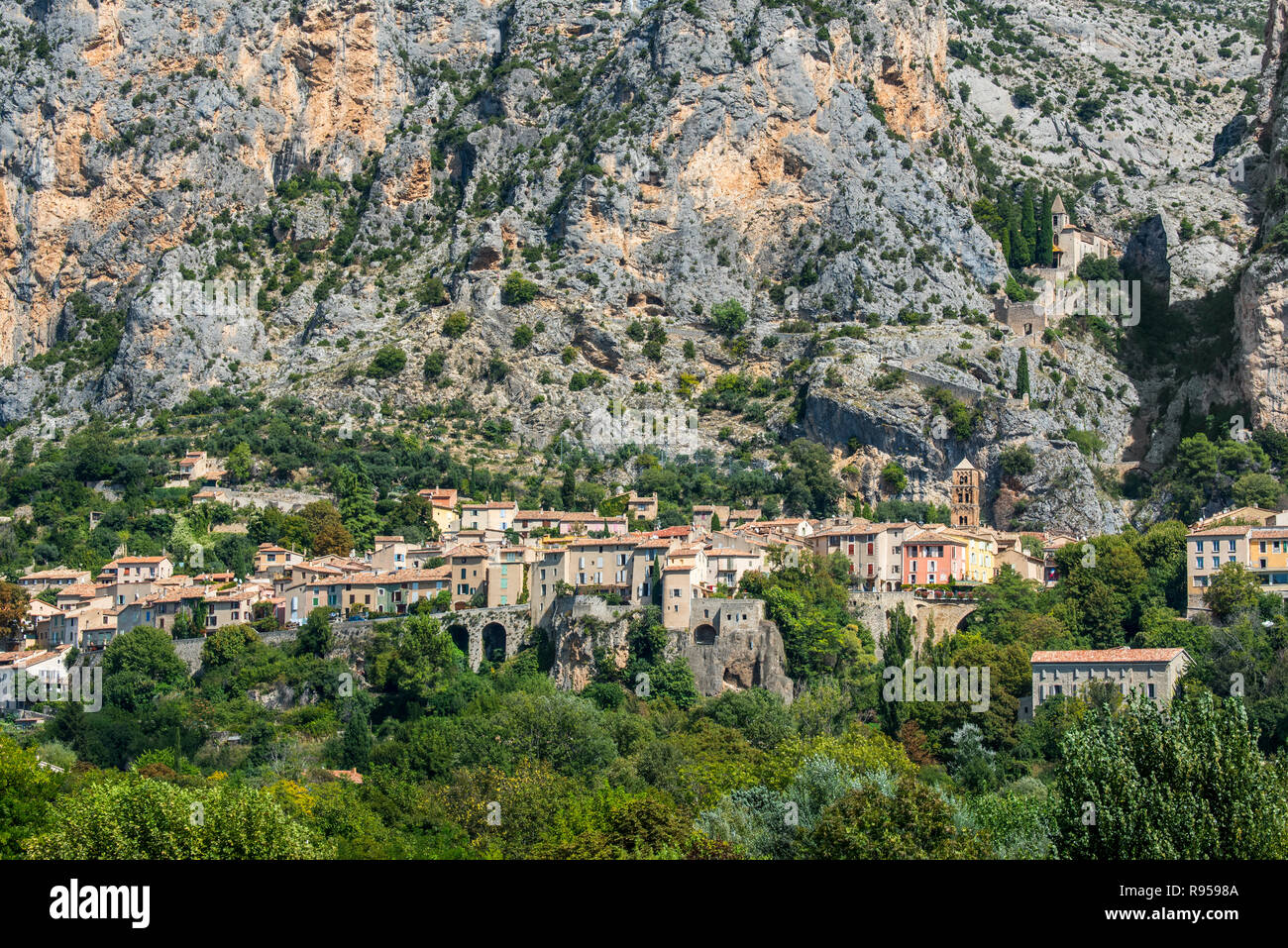 Vista su Notre-Dame-de-Beauvoir Cappella e il villaggio Moustiers-Sainte-Marie, Alpes-de-Haute-Provence, Provence-Alpes-Côte d'Azur, in Francia Foto Stock