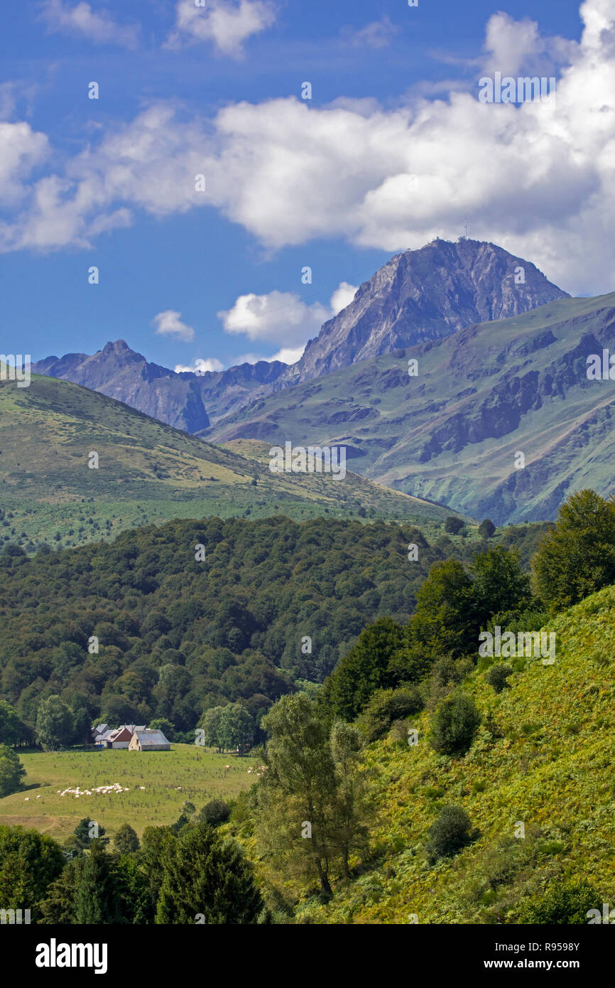 Azienda agricola e la montagna del Pic du Midi de Bigorre nei Pirenei francesi, Hautes-Pyrénées, Francia Foto Stock