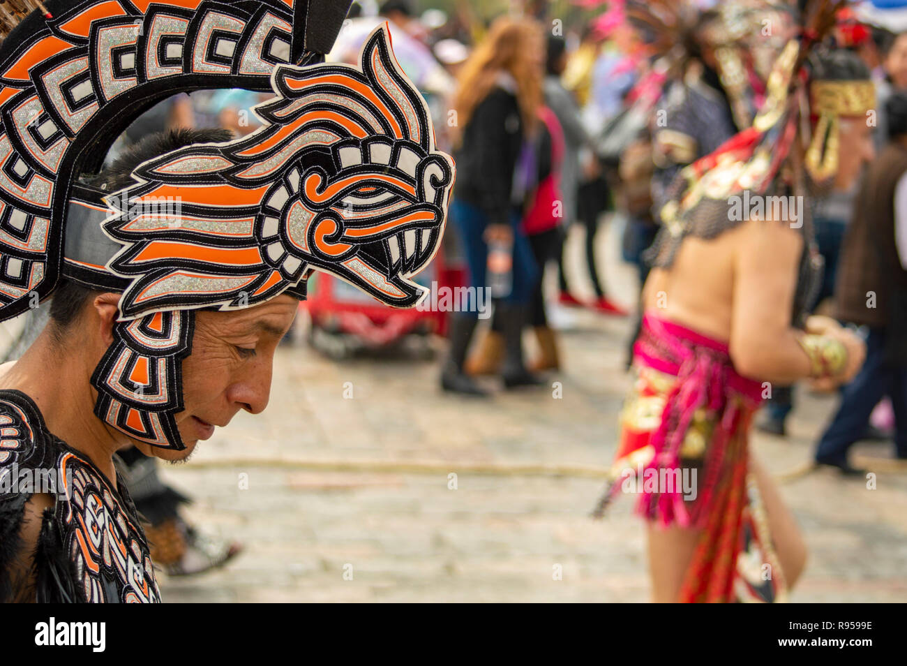 Un uomo balli presso la Basilica di Nostra Signora di Guadalupe a Città del Messico Foto Stock