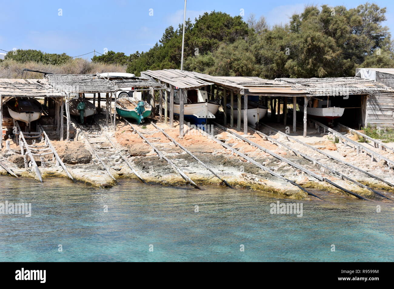 I pescatori della barca capannoni, Es Calo Harbour, Formentera, isole Baleari, Spagna Foto Stock