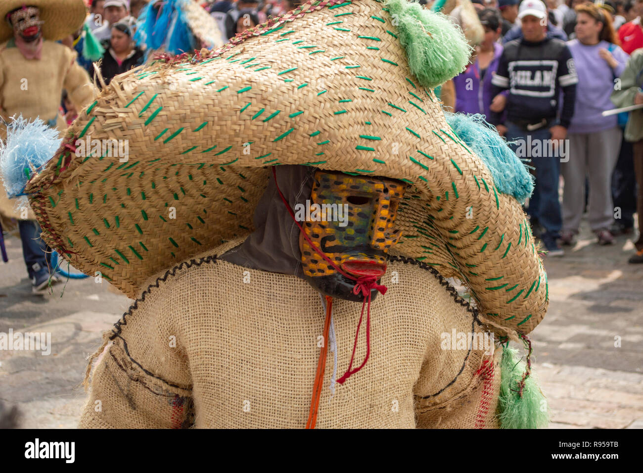 Un messicano tradizionale danza presso la Basilica di Nostra Signora di Guadalupe a Città del Messico Foto Stock