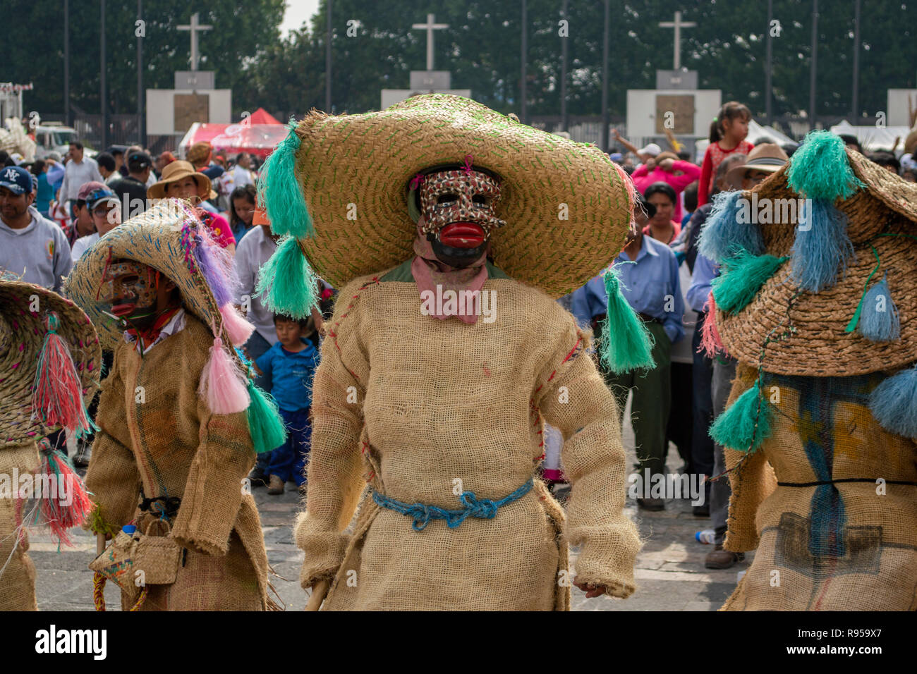 Un messicano tradizionale danza presso la Basilica di Nostra Signora di Guadalupe a Città del Messico Foto Stock