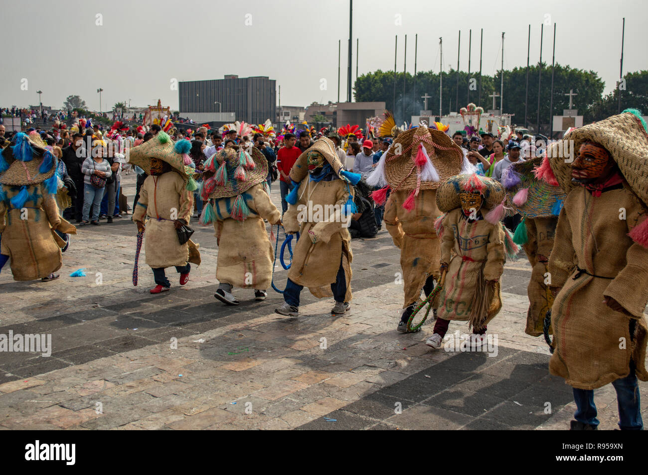 Un messicano tradizionale danza presso la Basilica di Nostra Signora di Guadalupe a Città del Messico Foto Stock