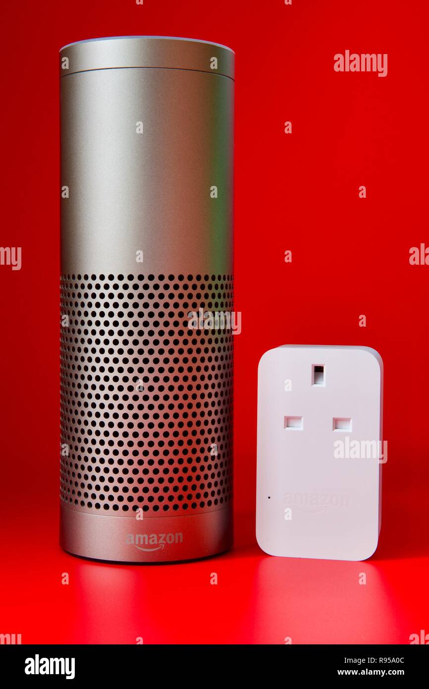 Amazon eco e Smart Plug su uno sfondo rosso Foto Stock