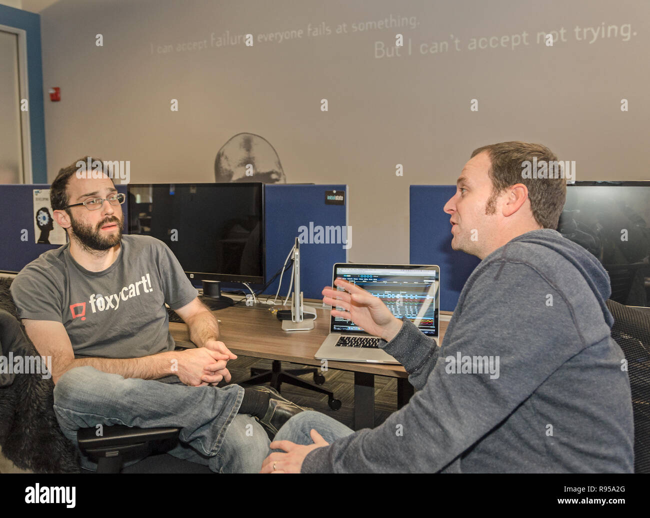 Adam Reeves e Jamie Bailey discutere dei prezzi degli scenari per la loro azienda a Nashville imprenditore centro di Nashville, Tennessee. Foto Stock