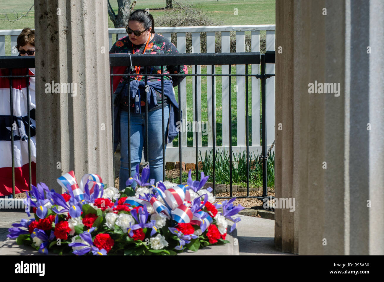 Crystal Capetillo legge un placca di carattere informativo al di fuori del Presidente Andrew Jackson's Tomb, Marzo 15, 2018 a Nashville, nel Tennessee. Foto Stock