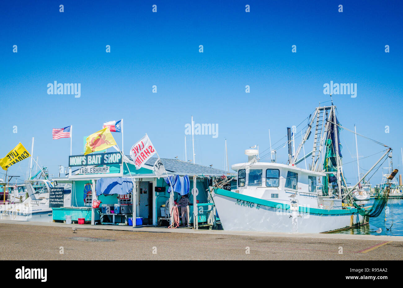 La mamma esca Shop pubblicizza i gamberi per la vendita, e il agosto 25, 2018 in Rockport, Texas. La zona è stata pesantemente danneggiata dall uragano Harvey nel 2017. (Foto di auto Foto Stock