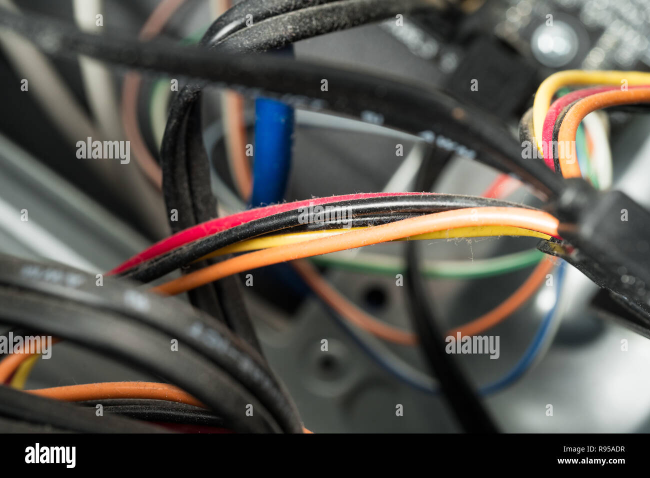 Mazzetto di aggrovigliarsi computer i cavi dati. Profondità di campo. Foto Stock