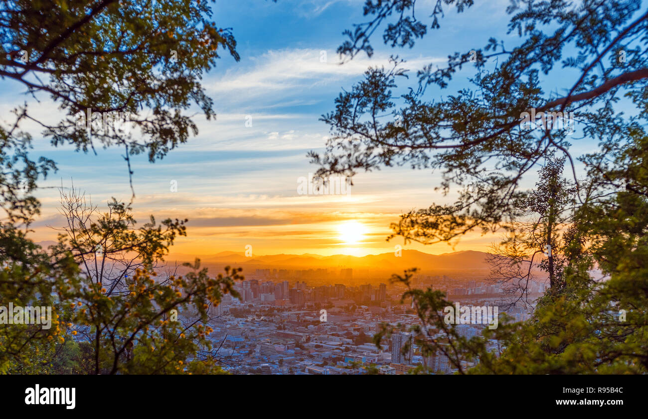 Vista della città dalla collina di San Cristobal, Santiago del Cile. Vista dall'alto. Con il fuoco selettivo Foto Stock