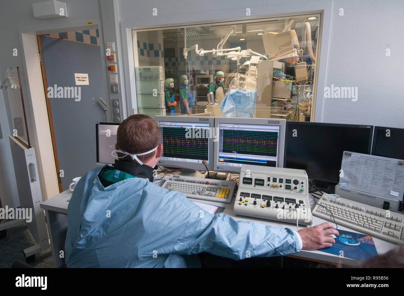 22.08.2012, Germania, Schleswig-Holstein, Kiel - An der Universitaetsklinik in Kiel (UKSH) Kiel wird unter der Leitung von Dr. Hendrik Bonnemeier eine Foto Stock