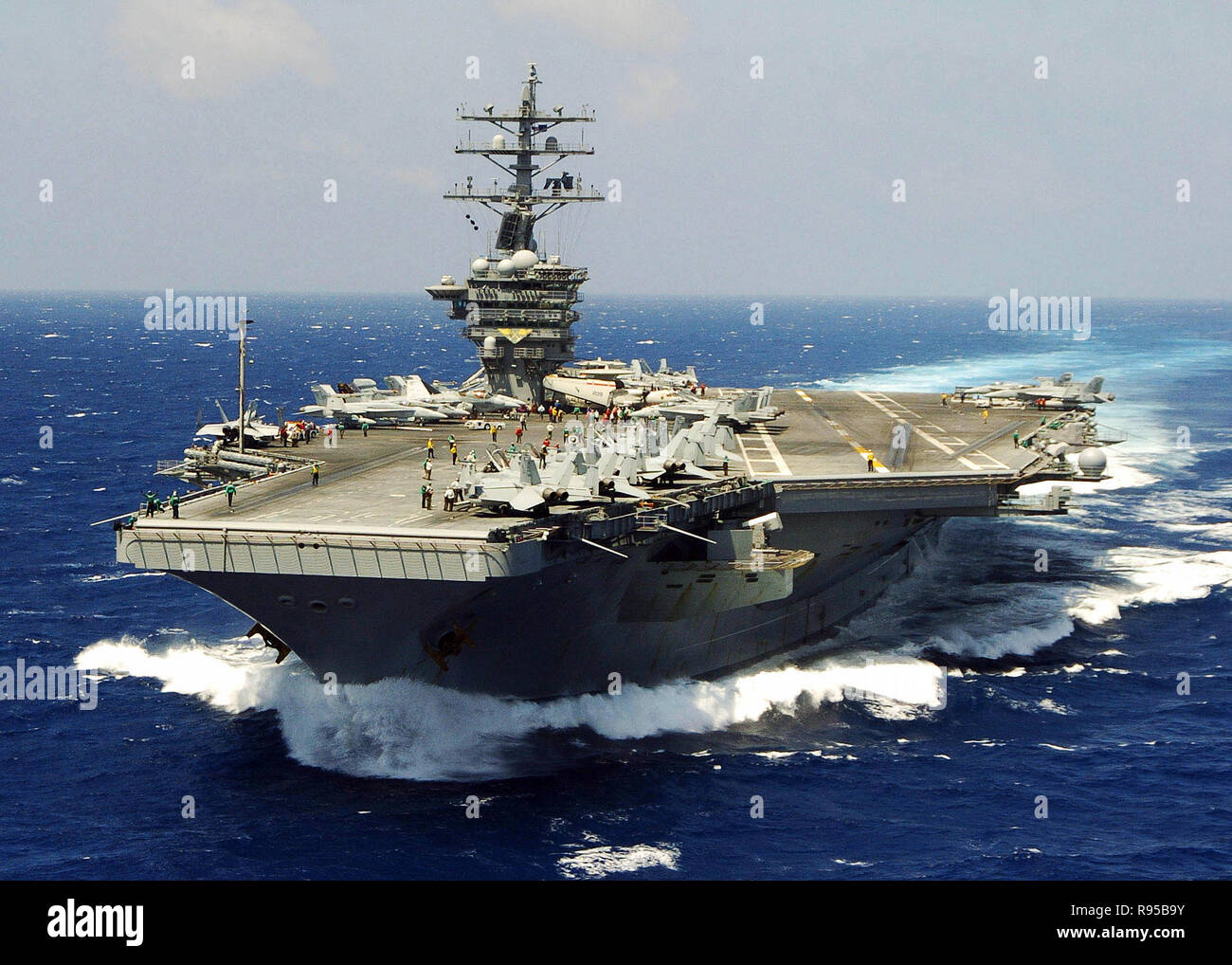 La Nimitz-class portaerei USS Dwight D. Eisenhower CVN (69) transita l'Oceano Atlantico. Stati Uniti Navy foto dal fotografo di Mate 2a classe Miguel A. Contreras Foto Stock