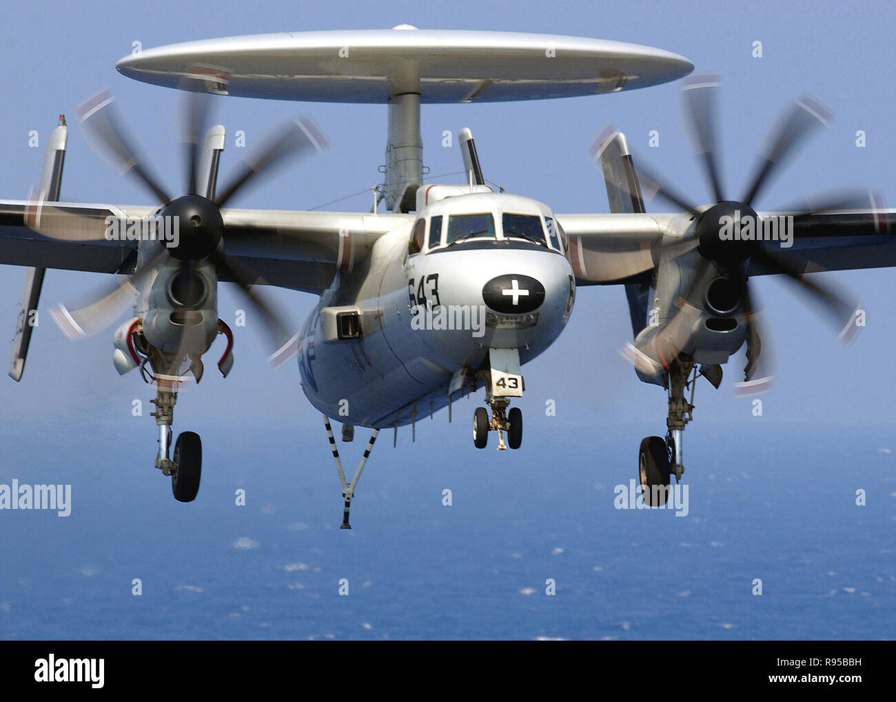 Un E-2C Hawkeye assegnato al 'Grayhawks' di Carrier Airborne Early Warning Squadron uno due Zero (VAW-120) si prepara per un arrestato atterraggio sul ponte di volo a bordo della Nimitz-class portaerei USS Harry Truman (CVN 75). Stati Uniti Navy photo/ del fotografo Mate Airman Patrick Marvin Lee Copeland Foto Stock