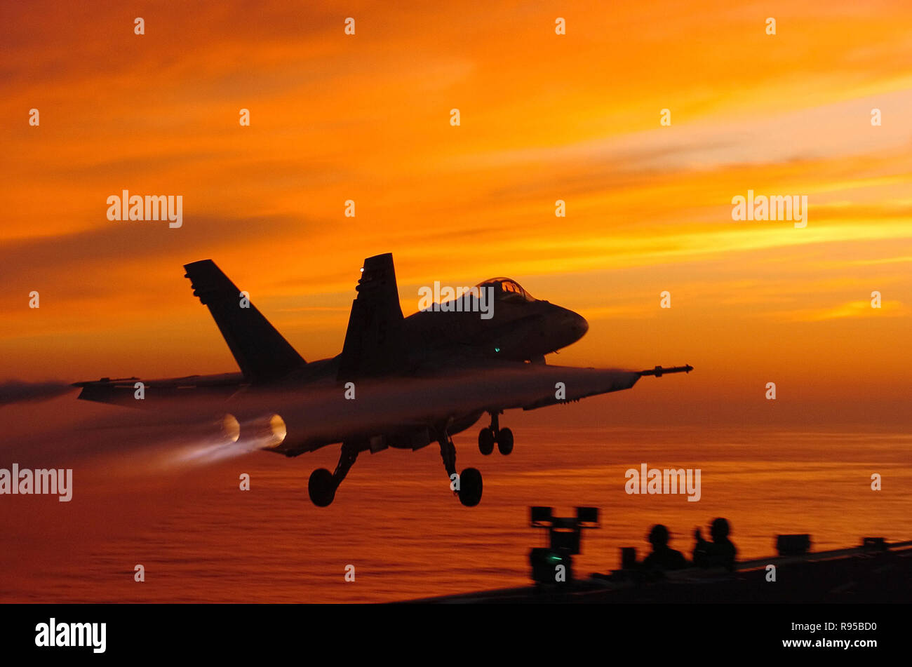 Un F/A-18C Hornet, assegnato al'Death Rattlers' di Marine Fighter Attack Squadron tre due tre (VMFA-323) lancia dal ponte di volo a bordo della Nimitz-class portaerei USS John C. Stennis (CVN 74). Stati Uniti Navy photo / Fotografo compagno del 3° di classe Ryan J. Restvedt. Foto Stock