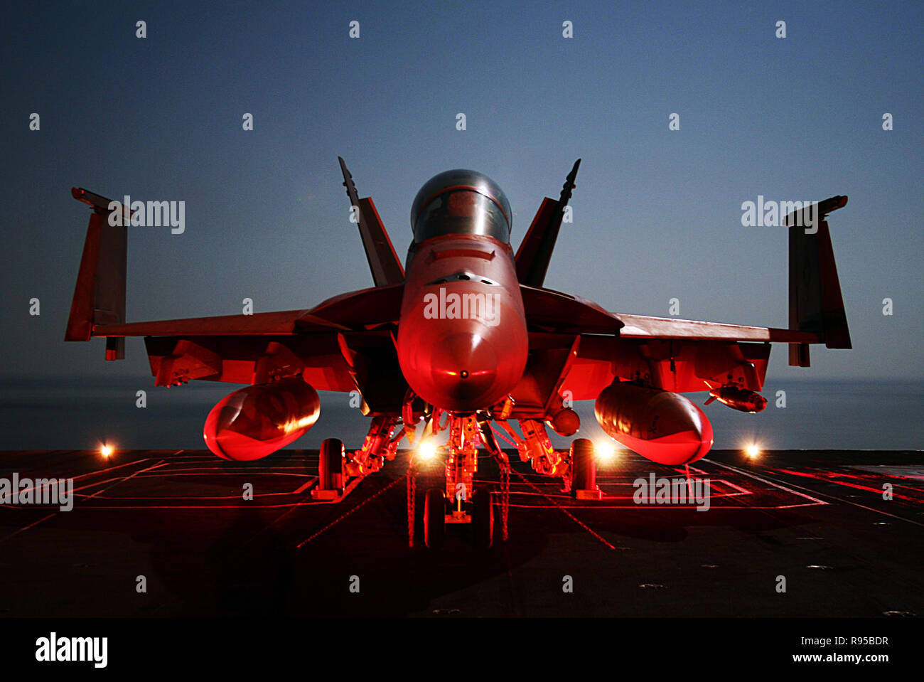 Un F/A-18F Super Hornet con il "Jolly Rogers' di Strike Fighter Squadron uno zero tre (VFA-103) sul ponte di volo dell'Nimitz-class portaerei USS Dwight D. Eisenhower (CVN) 69. EU.S. Foto di Marina di Massa lo specialista di comunicazione di terza classe Jason Johnston Foto Stock
