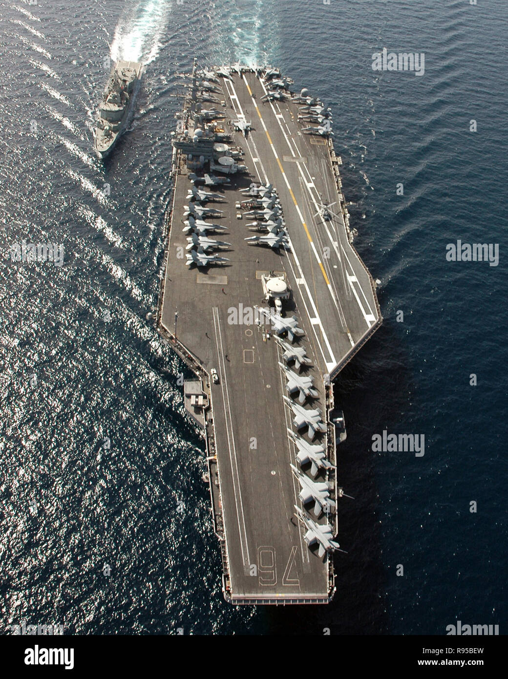 Il sito ufficiale della Royal Navy frigate HMAS Ballarat arriva lungo il lato della Nimitz-class portaerei USS Ronald Reagan (CVN 76), in preparazione per un rifornimento di carburante in mare evoluzione. Stati Uniti Navy foto dal fotografo compagno del 3° di classe Aaron onere Foto Stock