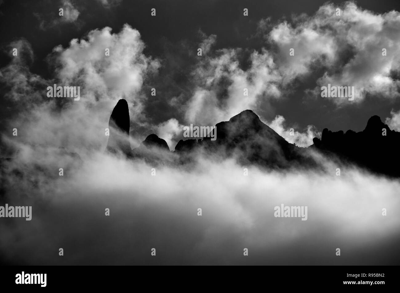Alto contrasto giorno nuvoloso in Montserrat, Catalunya Foto Stock