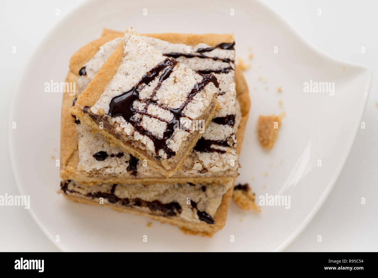 Mazurek, tradizionale polacco tart cotta per Pasqua. In alcune regioni è anche preparato per Natale e la stagione delle feste. Decorate con dado-basato ciliegina Foto Stock