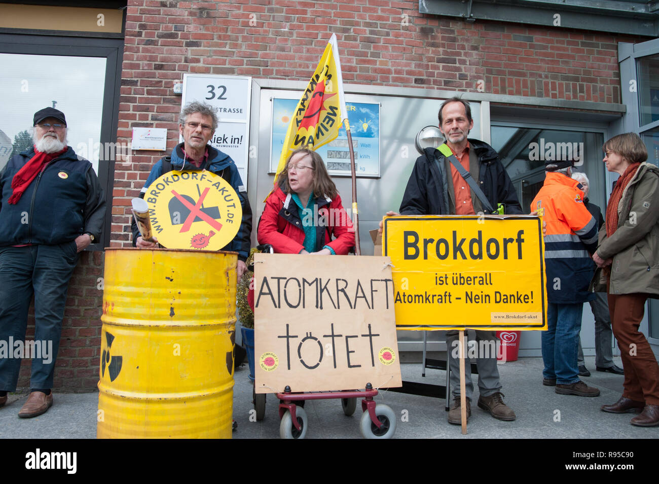 23.04.2013, Germania, Schleswig-Holstein, NeumÃ¼nster - Demonstranten vor dem Ort des Parteitages von B90/Die Gruenen in Neumuenster. U.a. dabei ist de Foto Stock