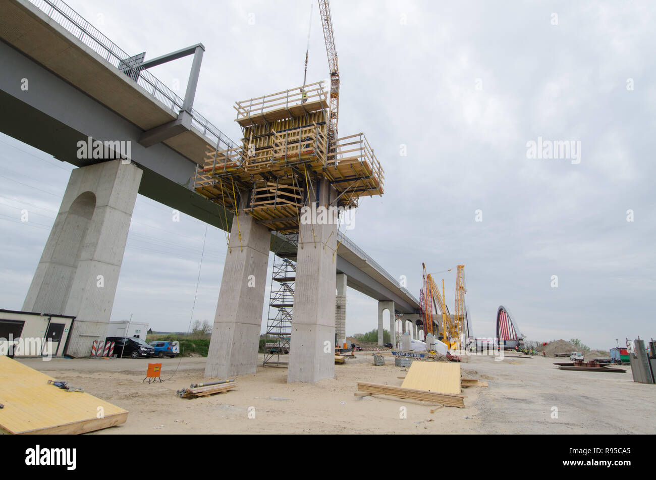 07.05.2013, Itzehoe, Schleswig-Holstein, Germania - Aufbau der Brueckenpfeiler der zweiten Stoerbruecke uber die Stoer im Verlauf der A23 bei Itzehoe, Foto Stock