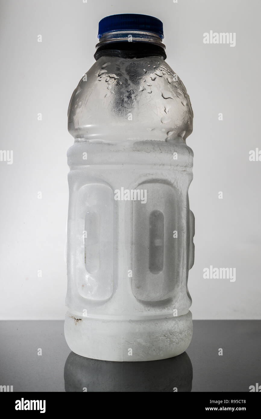 Frozen water bottle immagini e fotografie stock ad alta risoluzione - Alamy