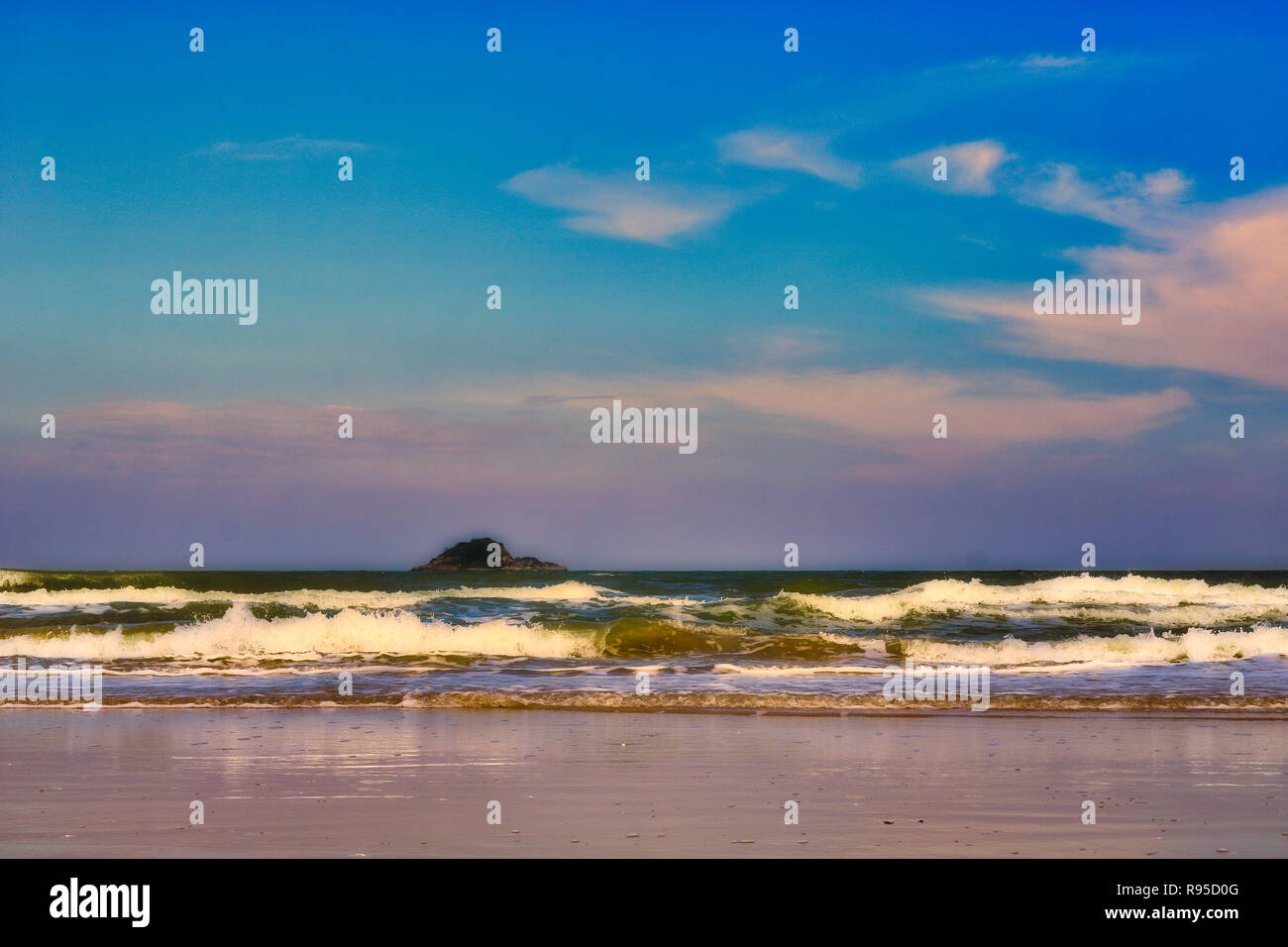 Questo bellissimo paesaggio mostra il mare della Thailandia sulla spiaggia nel crepuscolo della sera Foto Stock