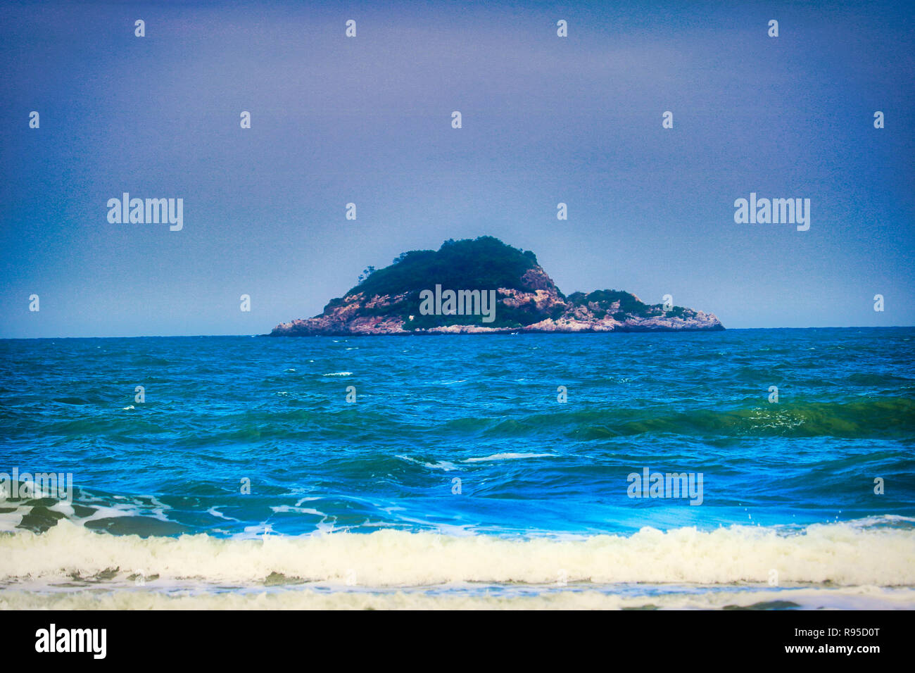 Questa immagine mostra una solitaria isola nel mare della Thailandia fotografato dal continente Foto Stock