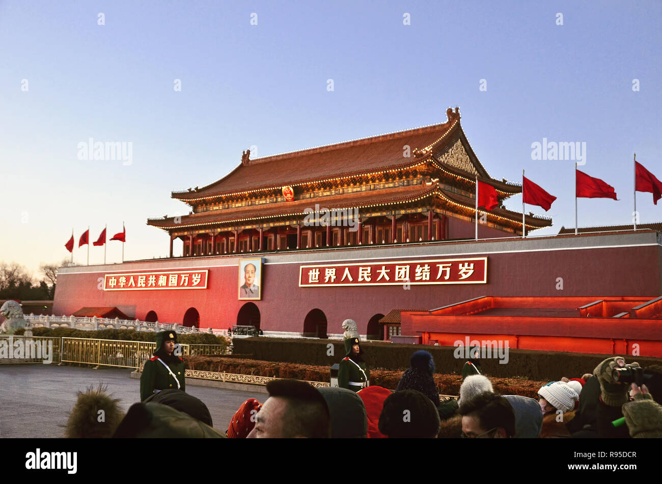 Cinese esercito di guardia si prepara per la discesa cerimonia della bandiera di fronte a Piazza Tiananmen, Pechino Foto Stock