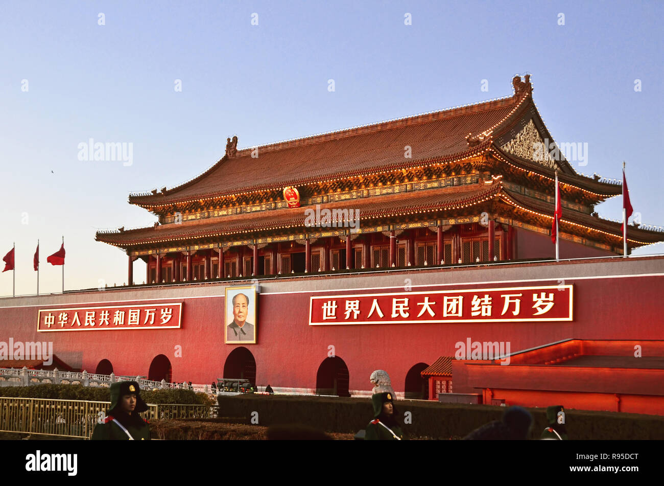 Cinese esercito di guardia si prepara per la discesa cerimonia della bandiera di fronte a Piazza Tiananmen, Pechino Foto Stock