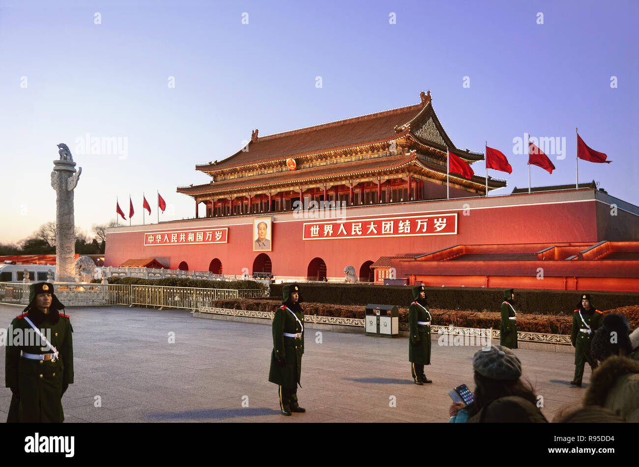 Cinese esercito di guardia si prepara per la discesa cerimonia della bandiera di fronte a Piazza Tiananmen, Pechino Foto Stock