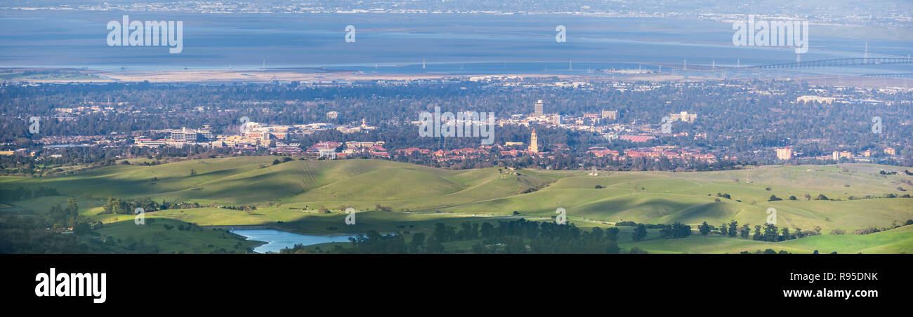 Vista aerea della Stanford; Palo Alto, Menlo Park, Redwood City e la baia di San Francisco litorale in background, Silicon Valley, California Foto Stock