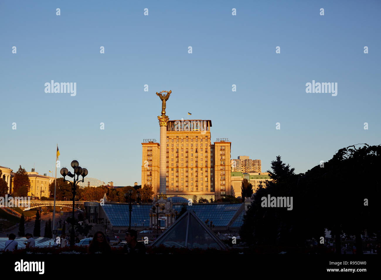 Kiev, Ucraina Giugno 29, 2018 - Vista dell'Ukraina hotel e la colonna della vittoria in Maidan Nezalezhnosti piazza Indipendenza a Kiev, Ucraina Foto Stock