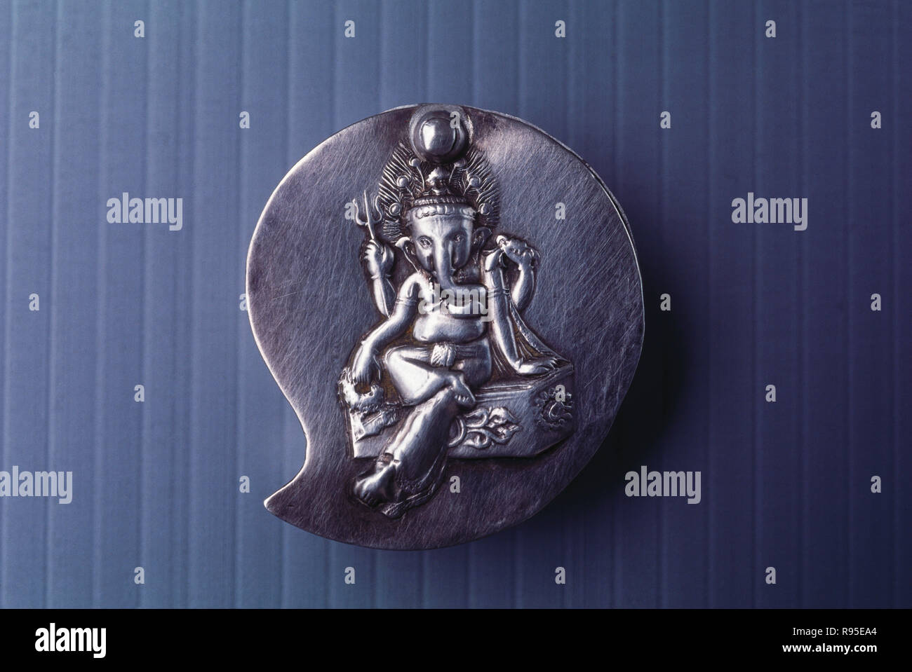 Signore Ganesh ganpati statua scolpita sulla kumkum kuiri Foto Stock