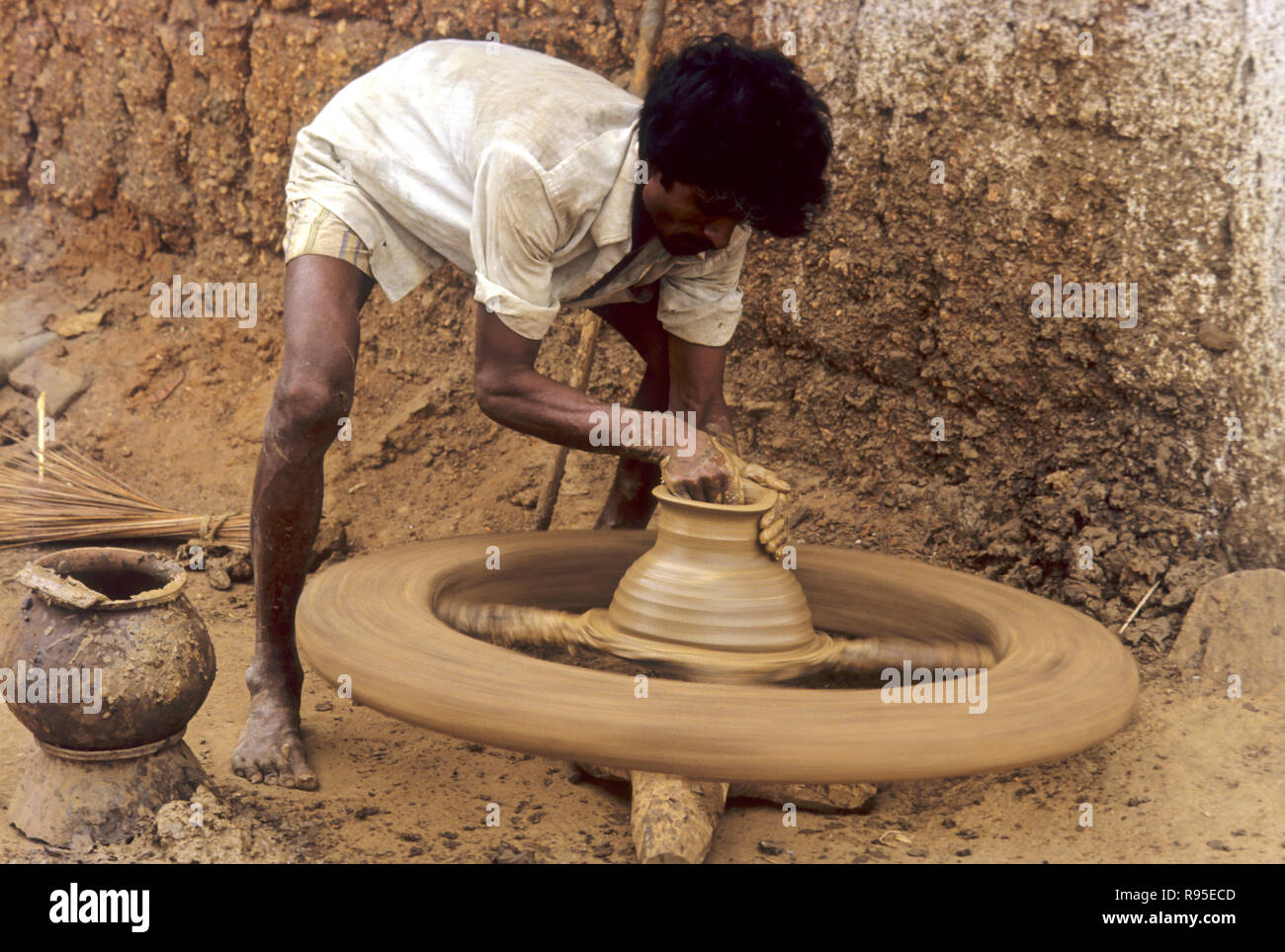 La ceramica, il tradizionale kumbhar indiano ( potter ) Argilla pot maker, rendendo pentola di creta sulla ruota, Karnataka, India Foto Stock